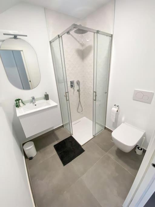 Apartment 50m From The Sea, Pool, Ac, Parking *