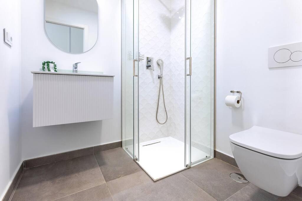 Apartment 50m From The Sea, Pool, Ac, Parking